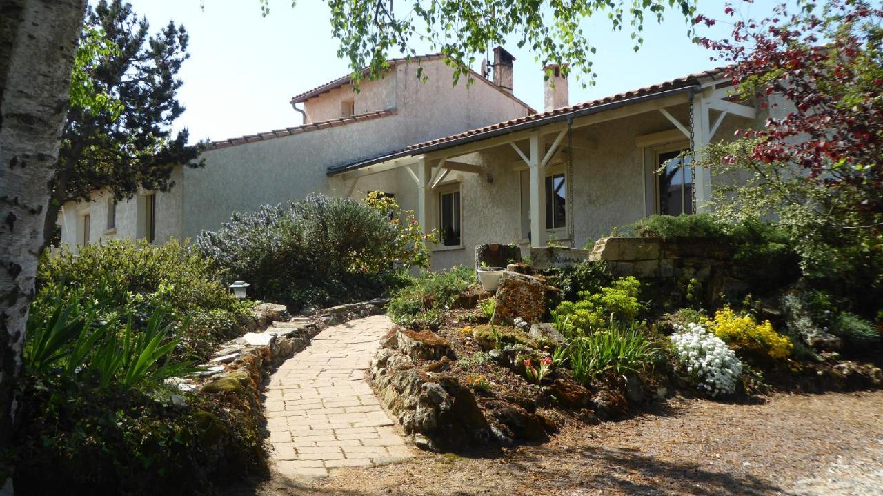 Bienvenue A La Fremigere Bed & Breakfast Жонзак Екстериор снимка