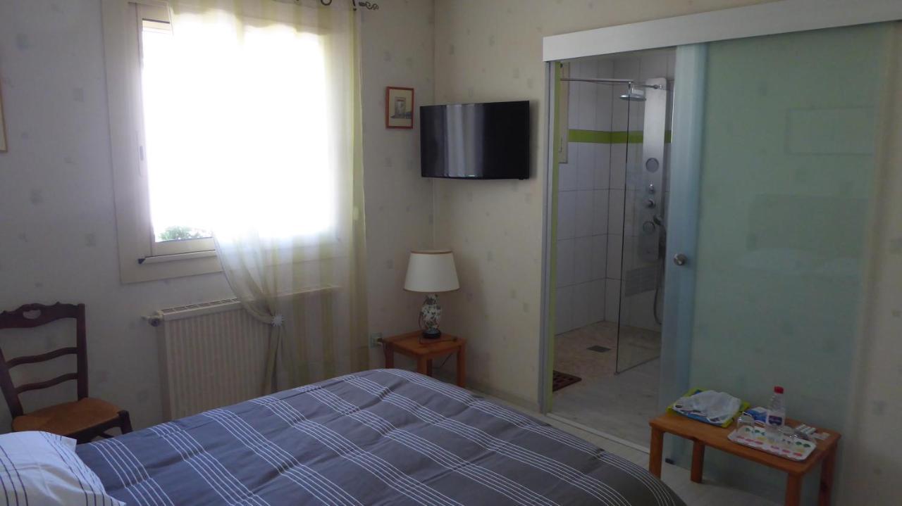 Bienvenue A La Fremigere Bed & Breakfast Жонзак Екстериор снимка